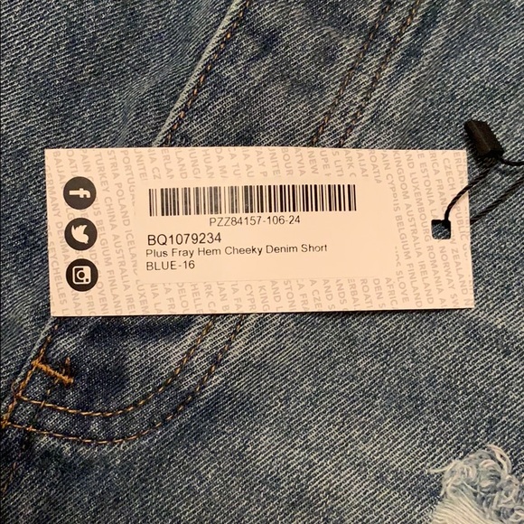 Plus Fray Hem Cheeky Denim Short - Picture 4 of 7